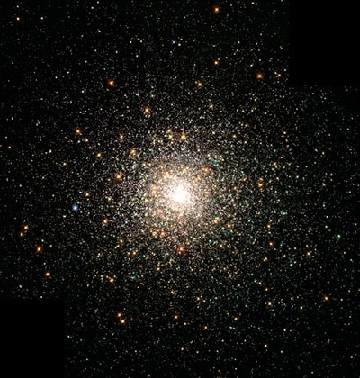 一个特写的照片明亮的星团的中心。
